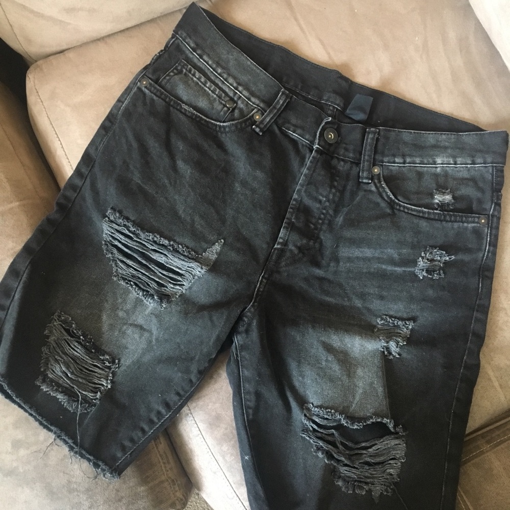 Men’s black ripped shorts size 32
